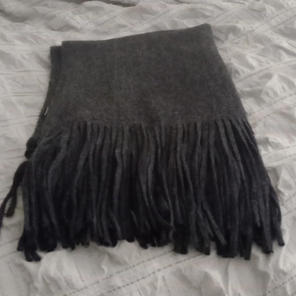 Fringe winter scarf - Picture 2 of 3